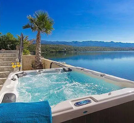 Kapetan Stan Sleeps 8 Pool Air Con Vila *