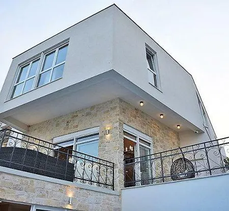 Kapetan Stan Sleeps 8 Pool Air Con Vila