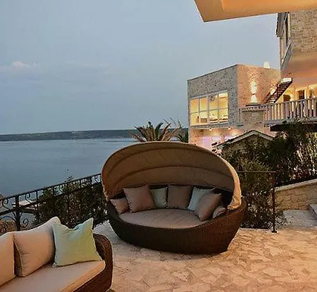 Kapetan Stan Sleeps 8 Pool Air Con Vila