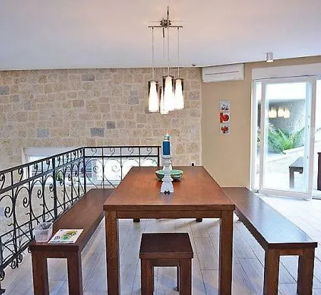 Kapetan Stan Sleeps 8 Pool Air Con