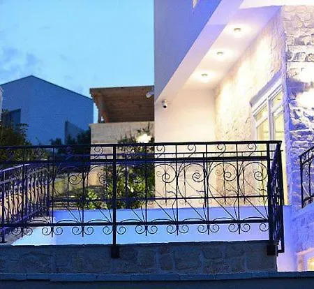 Kapetan Stan Sleeps 8 Pool Air Con *